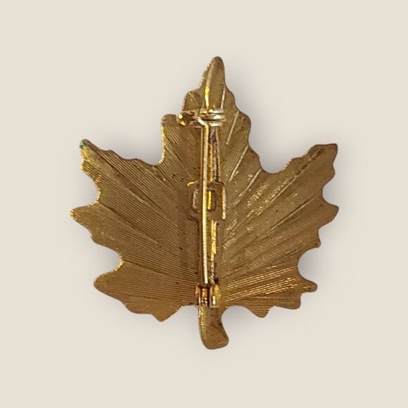Vintage Gold Tone Brushed Textured Maple Leaf Pin Brooch - Picture 5 of 8